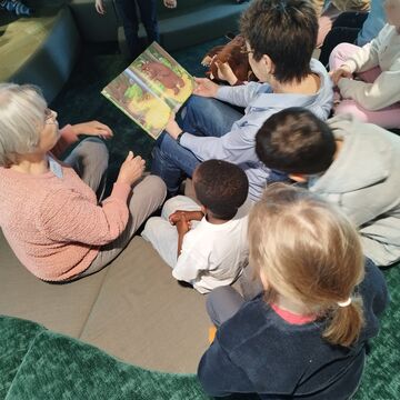 Samstagsgeschichten mit den ehrenamtlichen Vorlesepatinnen/-paten