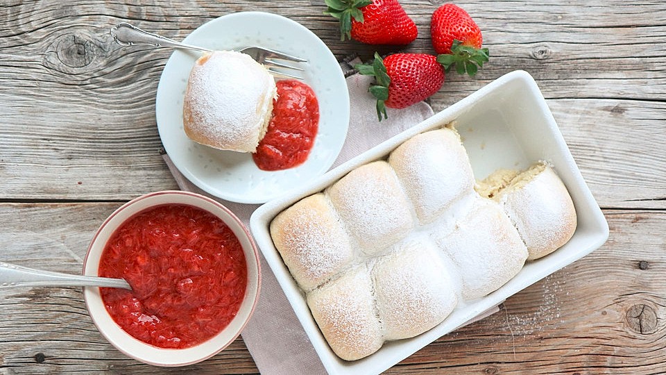 Vegane Buchteln mit Erdbeer-Rhabarber-Kompott