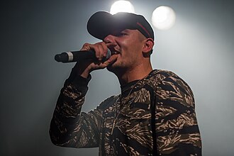 Capital Bra streamt Krankenhauseinlieferung live – Fans in Sorge