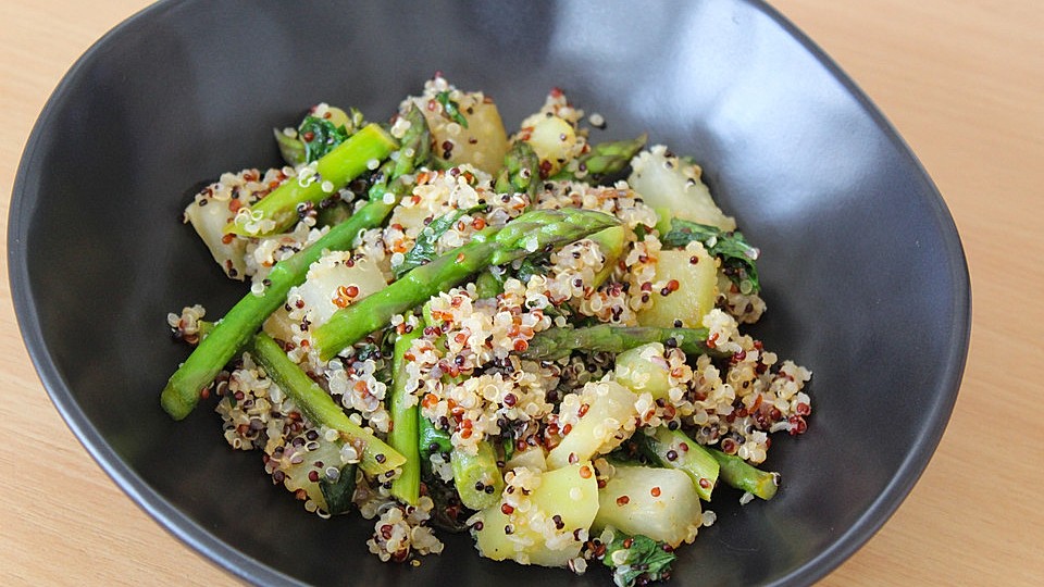 Gebratener Spargel und Kohlrabi mit Quinoa und Bärlauch