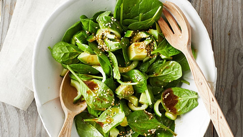 Spinat-Avocado-Gurken-Salat mit Wasabi-Dressing