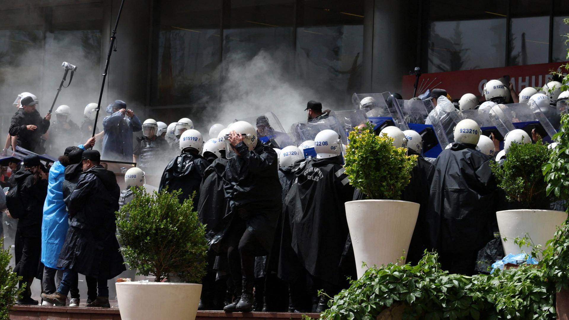 Polizei stürmt Büros der türkischen Opposition