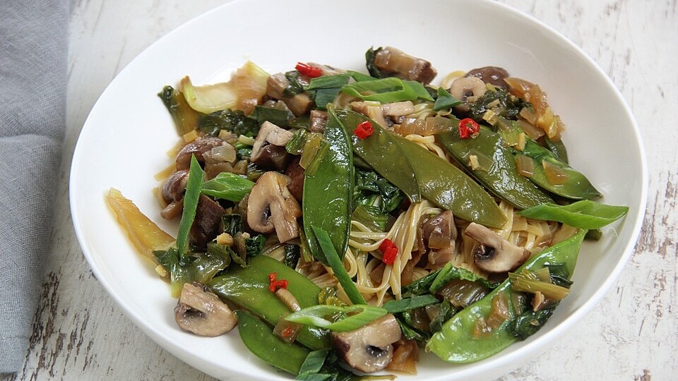 Asiatische One Pot Reisnudeln mit Pak Choi, Zuckerschoten und Champignons