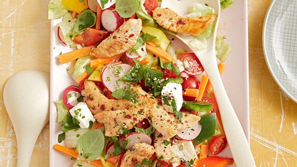 Bunter Salat mit scharfen Putenstreifen