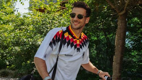In Retro-Trikots: DFB-Stars treffen ein