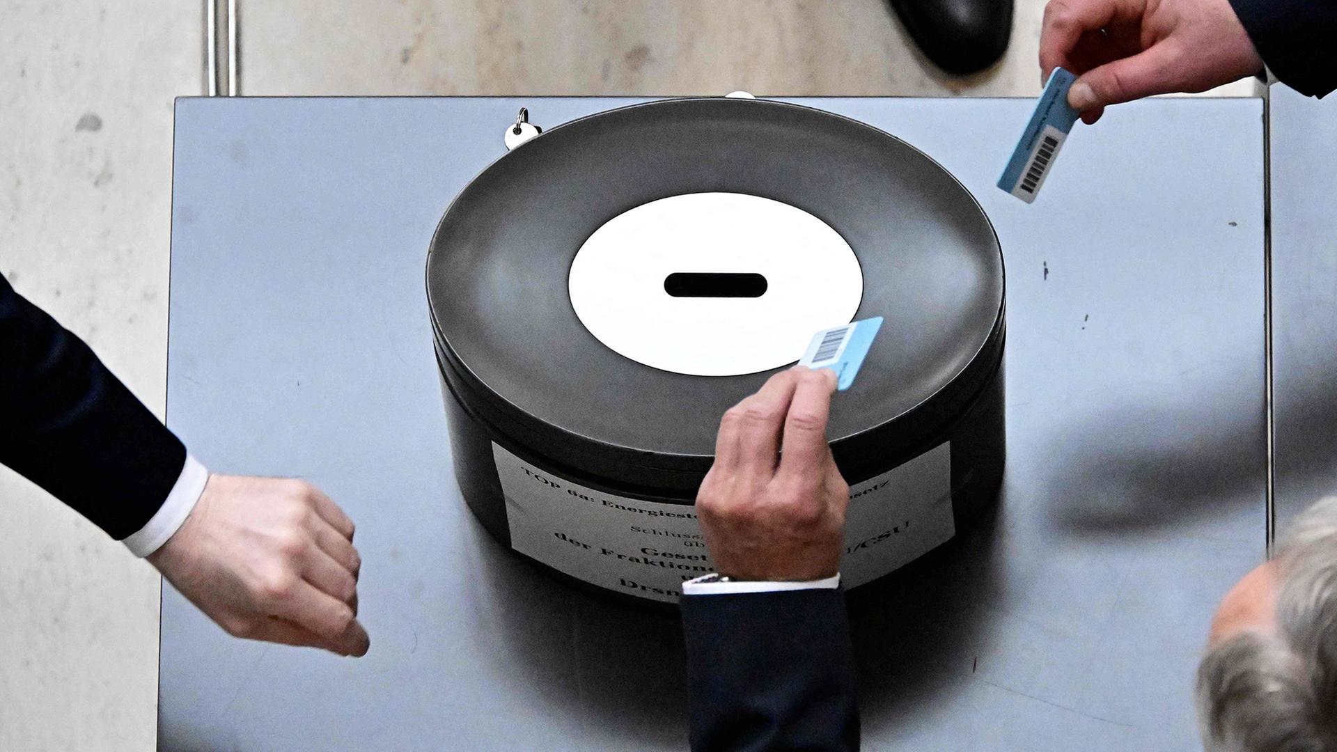 Bundestag beschließt Tankrabatt und Entlastungsprämie