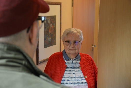 Trickbetrüger an der Haustür erbeuten Schmuck und Bargeld