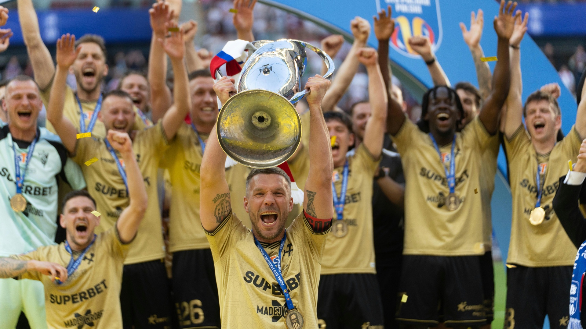 Podolski feiert Pokalsieg - und macht womöglich weiter
