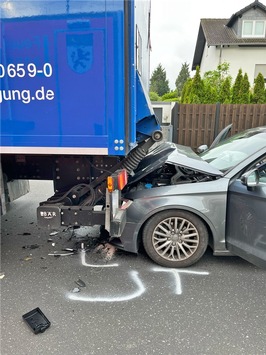 Fahrer war abgelenkt: Auffahrunfall mit hohem Sachschaden