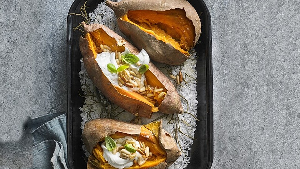 Ofen-Süßkartoffeln mit Ziegenkäse-Quark