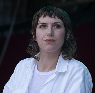 Review: Aldous Harding – „TRAIN ON THE ISLAND“: Fakt, Fiktion, Jim Carrey