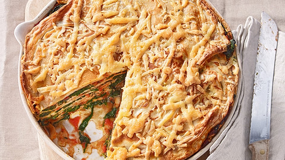 Pfannkuchen-Torte mit Spinat und Käse