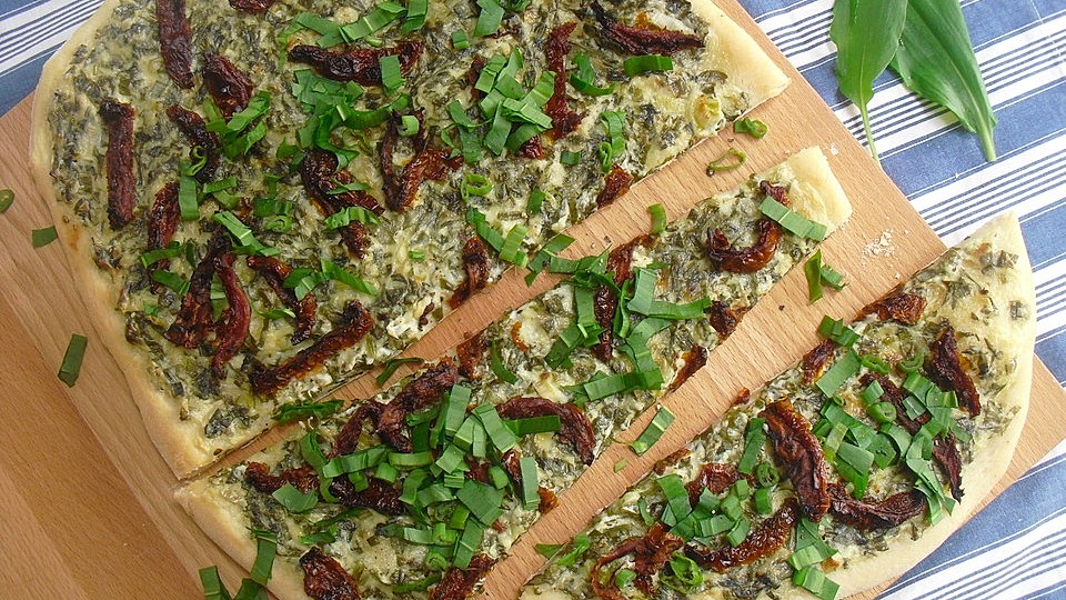 Veganer Flammkuchen mit Bärlauch und getrockneten Tomaten