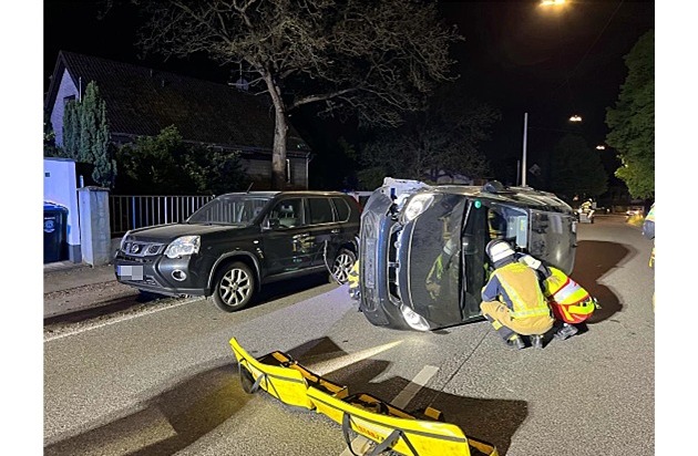 Betrunken und ohne Führerschein: Autofahrer verliert Kontrolle und verunfallt