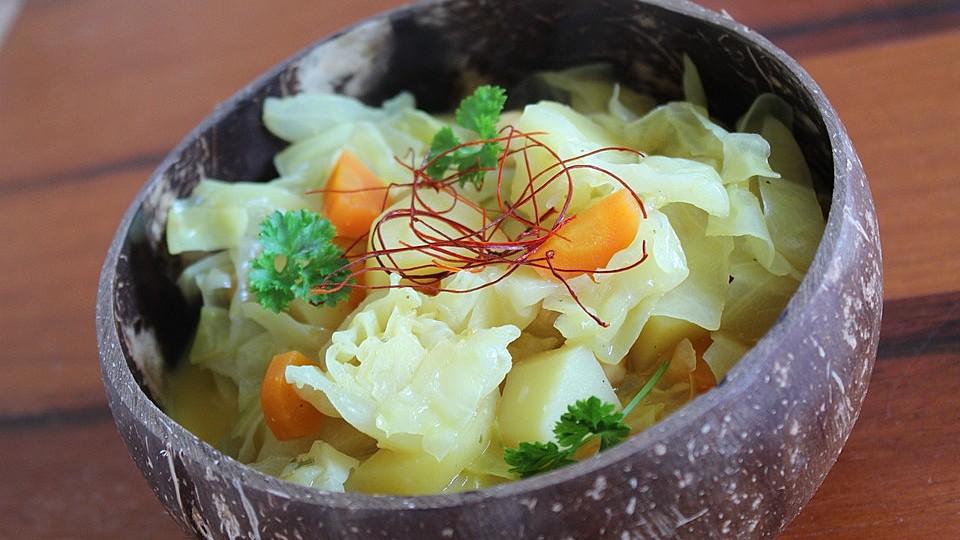 Spitzkohlpfanne mit Kichererbsen und Möhren