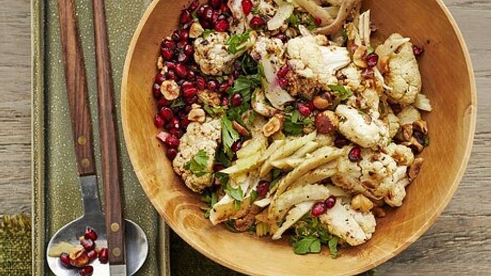 Salat mit geröstetem Blumenkohl und Haselnüssen