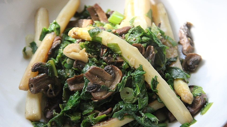 Leichte Champignon-Spargel-Spinatpfanne