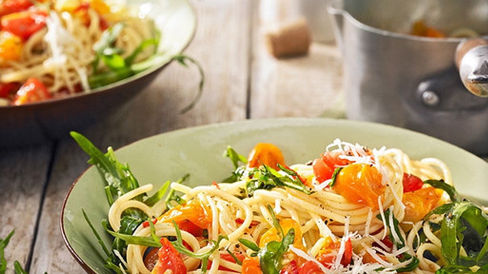 Pasta aglio olio mit Rucola und Tomaten