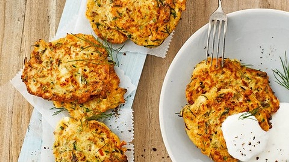 Zucchini-Küchlein mit Joghurtdip