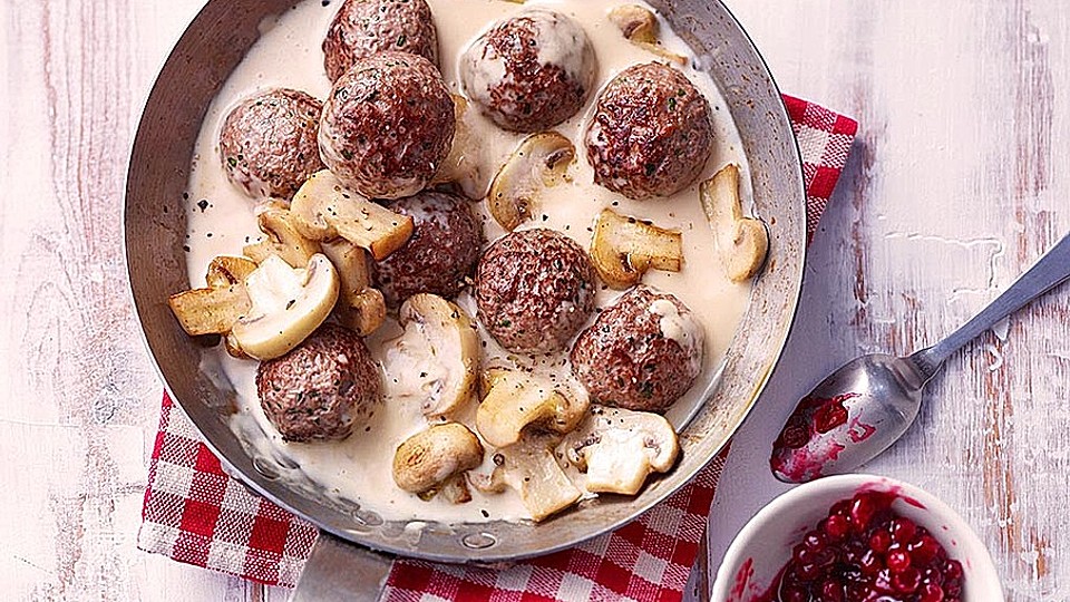 Köttbullar mit Champignon-Rahmsauce