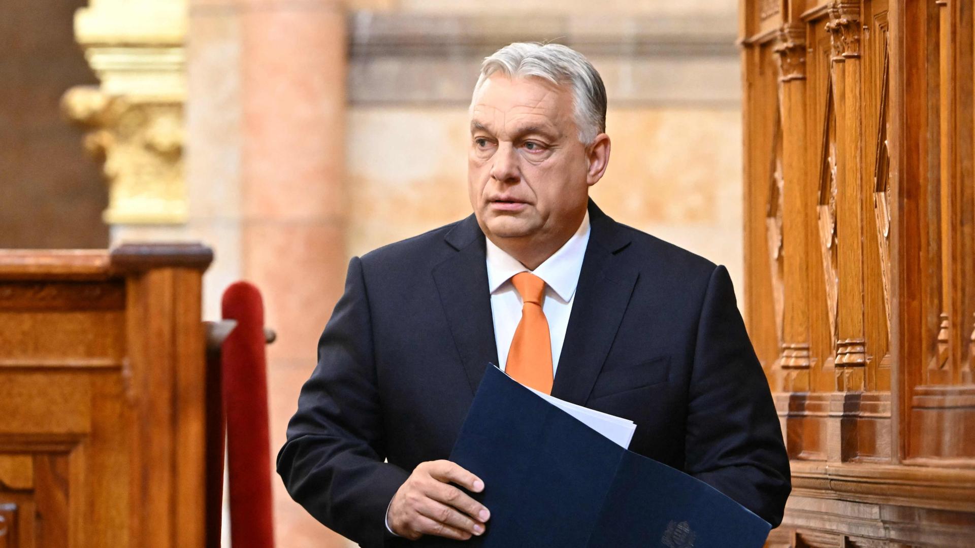 Orban verlässt ungarisches Parlament