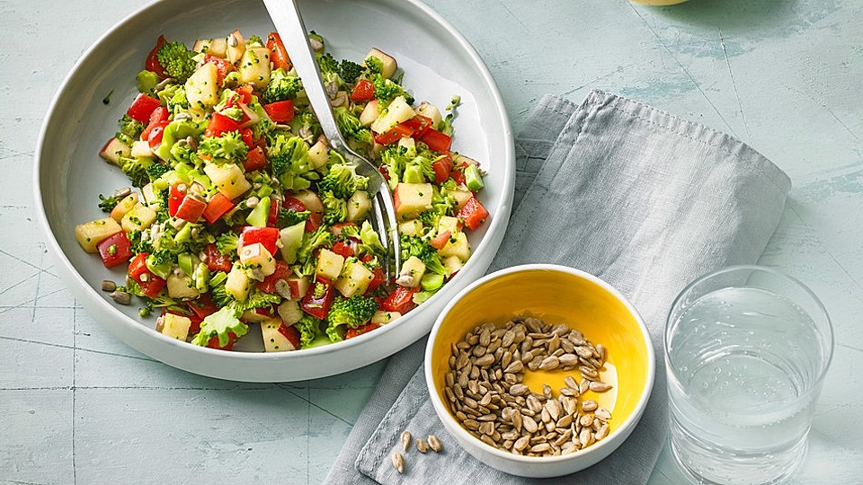 Brokkoli-Paprika-Apfel-Salat