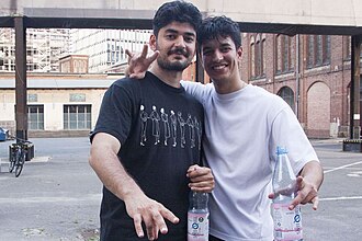 Apsilon kritisiert Klingbeil und Özdemir im Snippet zu „Glanz Null“