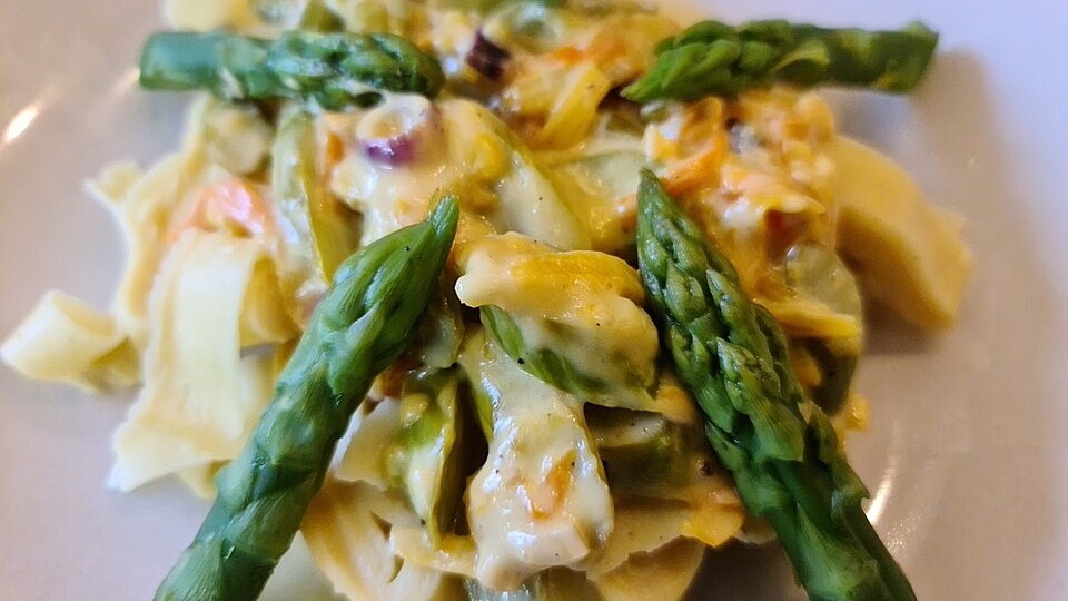 Pasta mit grünem Spargel und Karottenstreifen