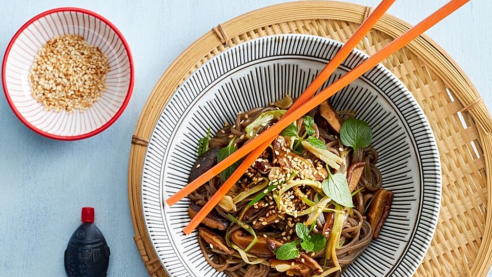 Soba-Nudeln mit Sesam und Sojasauce