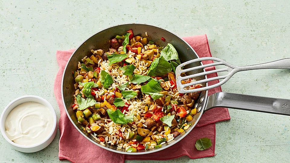 Bunte mediterrane Gemüsepfanne mit Reis