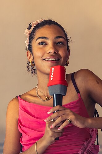 Olivia Dean live in Berlin: Ein Herzschlag aus poppigem Soul und Liebe