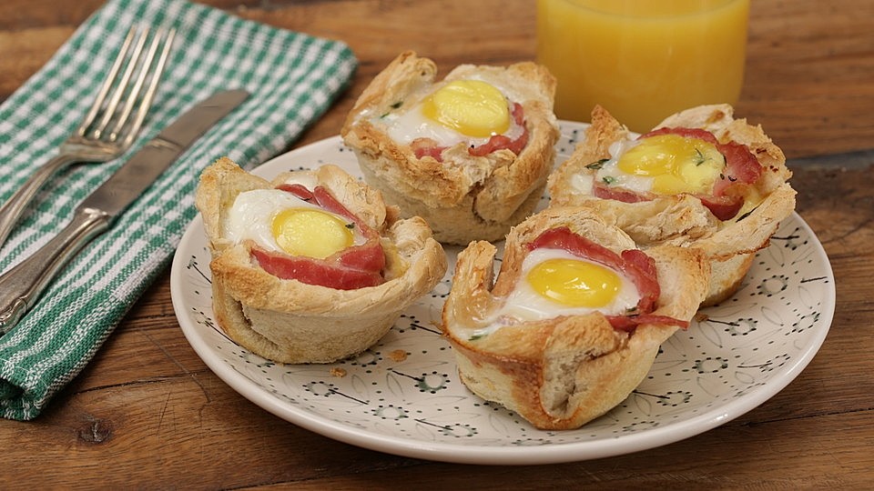 Gebackene Toast-Muffins mit Ei und Speck