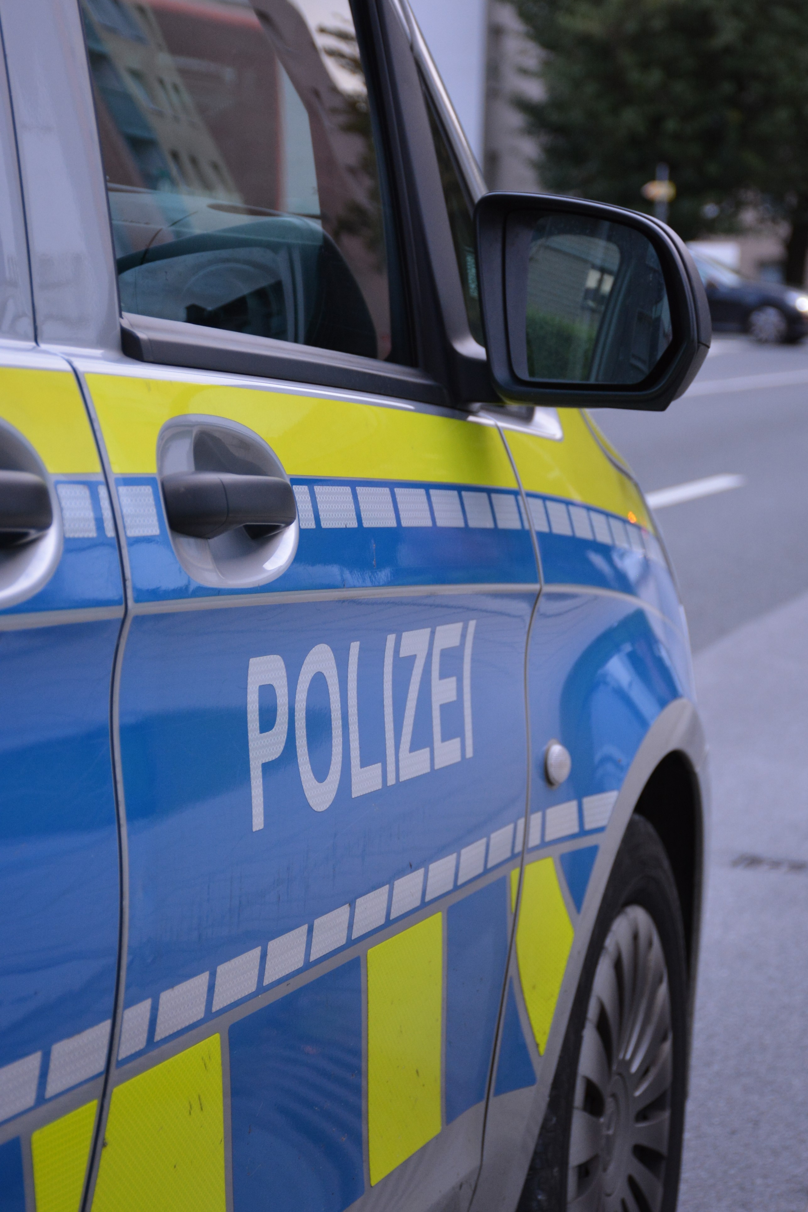 Reifen von gleich mehreren Autos beschädigt? Polizei bittet um Hinweise