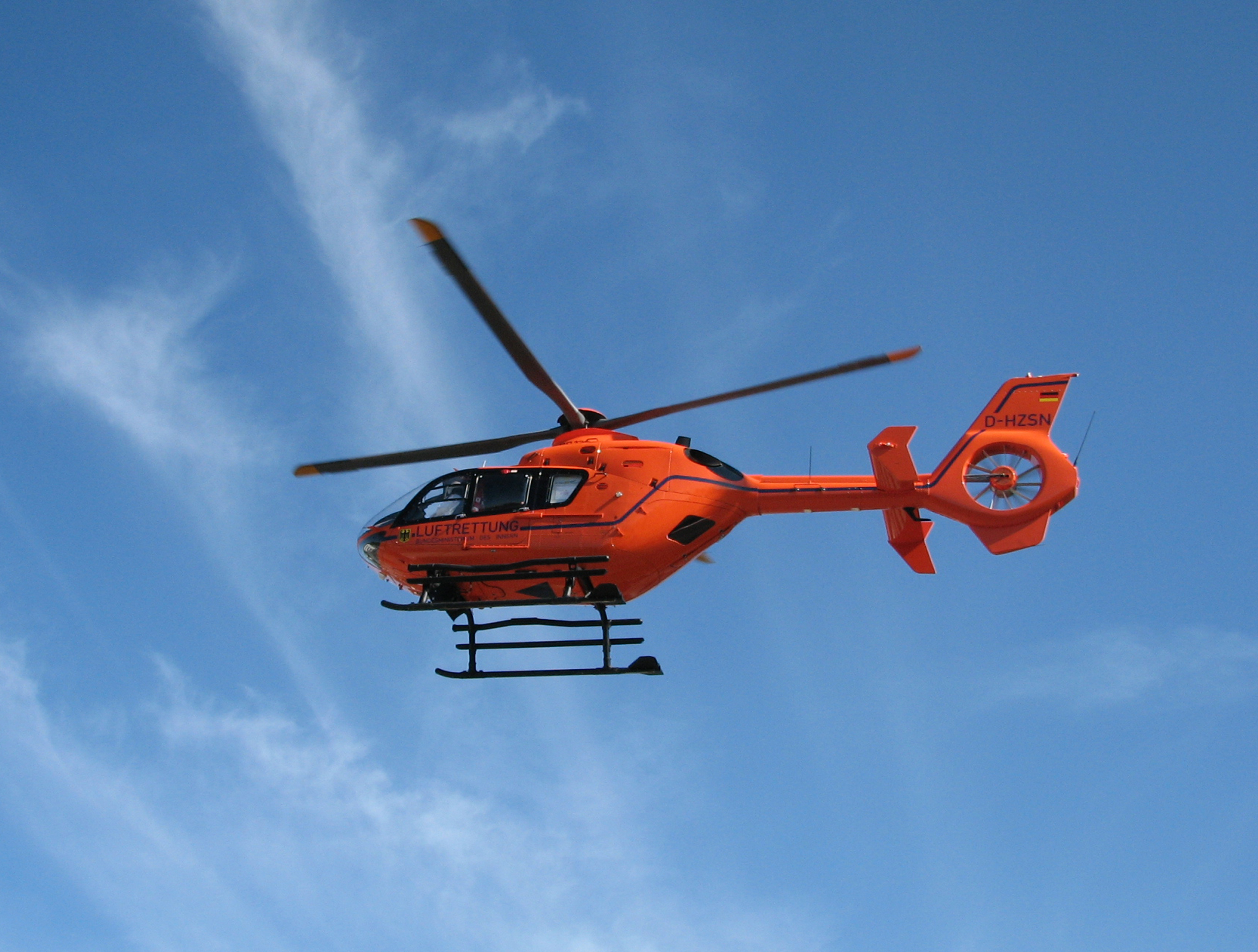 63-jährige Motorradfahrerin schwer verletzt: Rettungshubschrauber im Einsatz