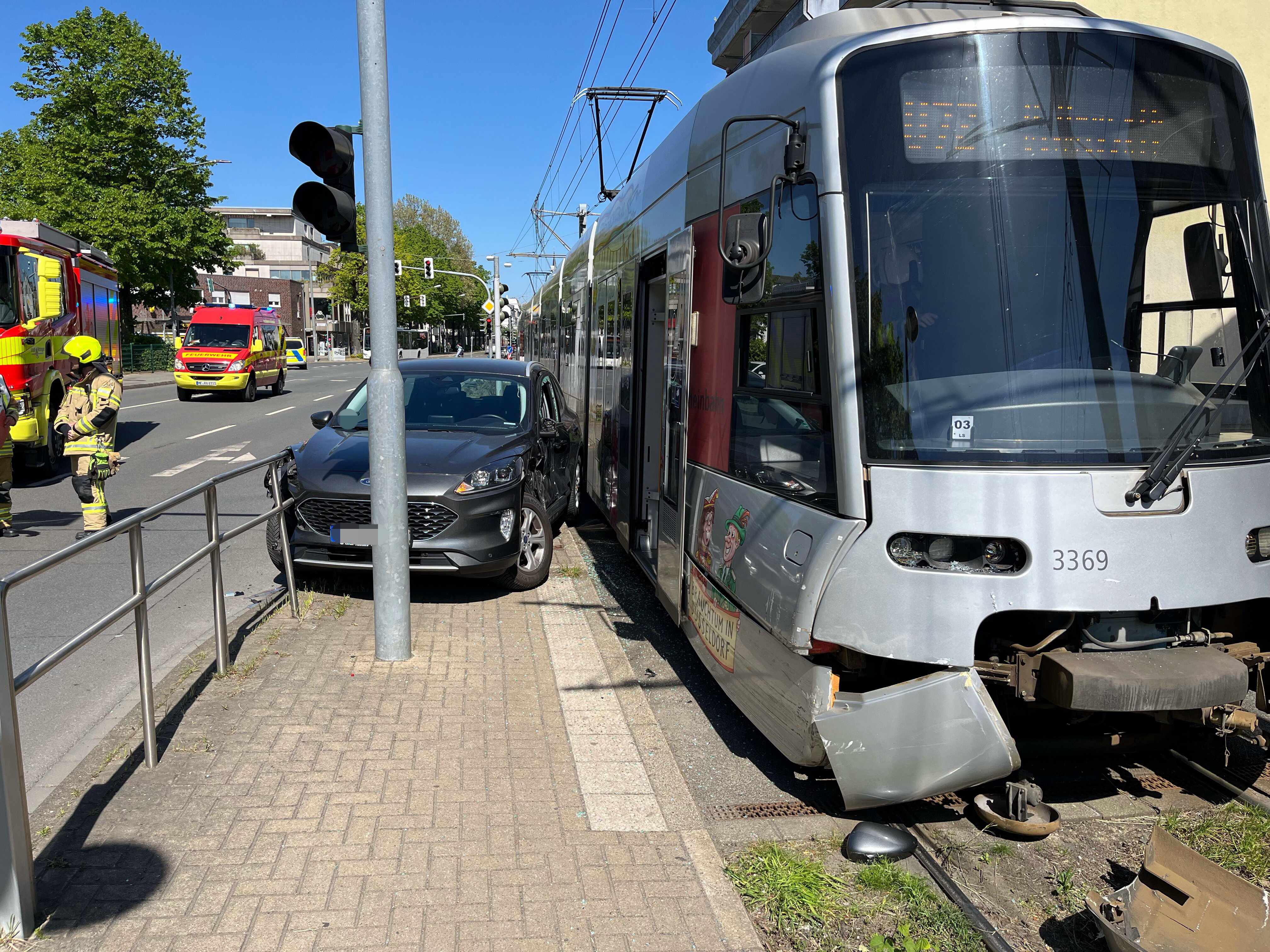 Verkehrsunfall mit Straßenbahn: zwei Leichtverletzte und hoher Sachschaden
