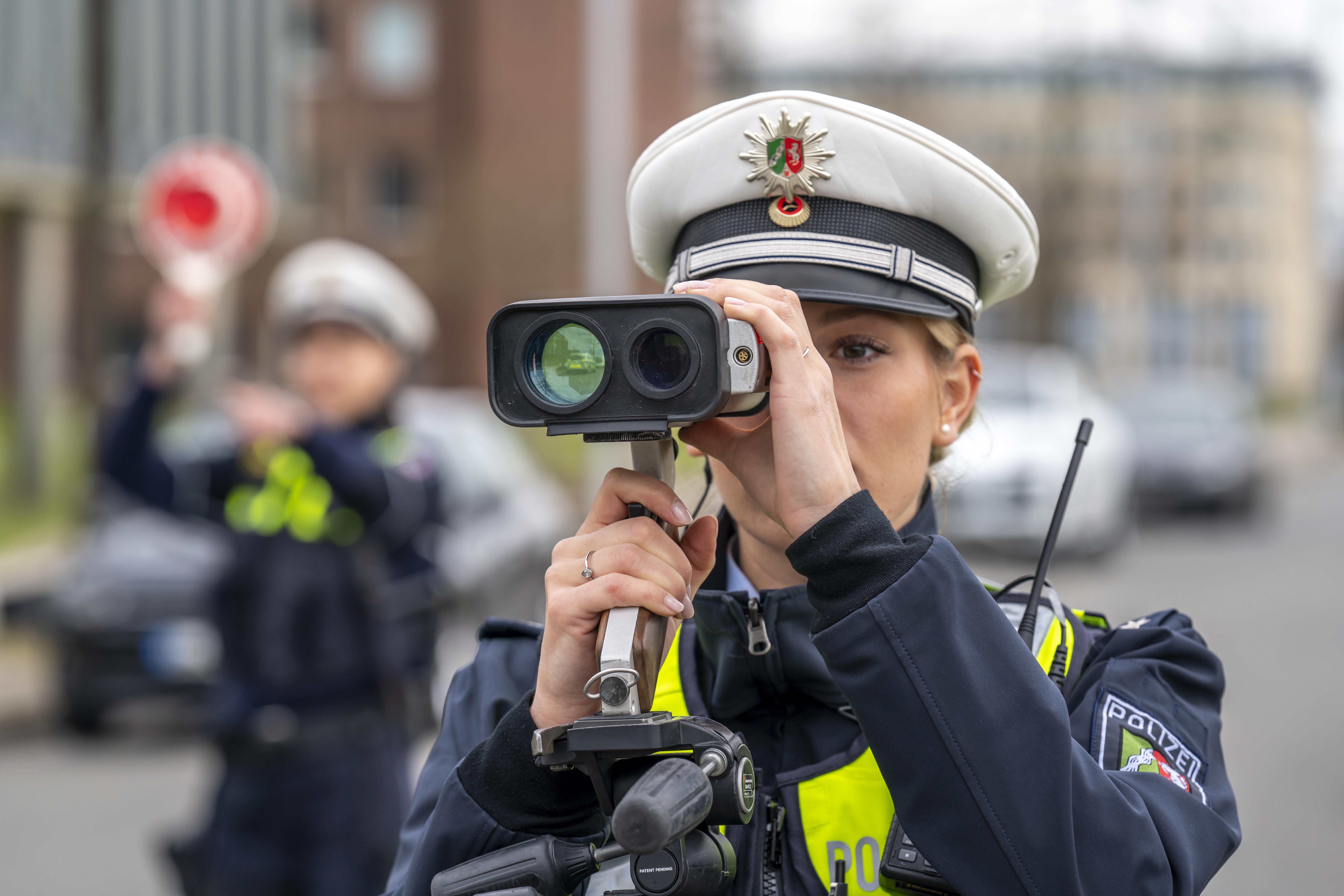 Geschwindigkeitskontrolle der Polizei: mit 80 km/h durch die 30er Zone