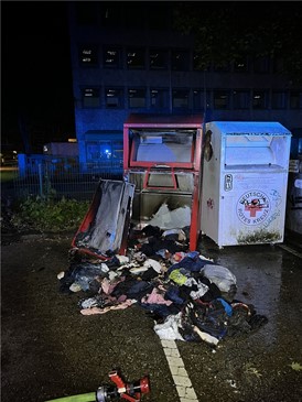 Unbekannte zünden Altkleidercontainer an: Polizei bittet um Hinweise